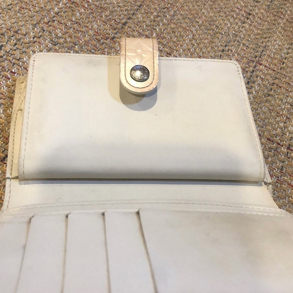 LOUIS VUITTON Ivory Vernis Leather Kiss Lock Bifold Wallet MI0076 - Picture 11 of 17